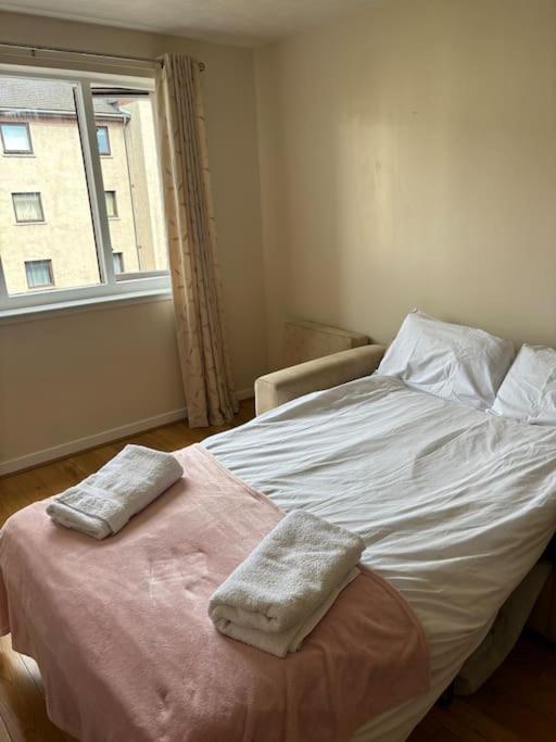 Quiet Central Apartment For Upto 4 People เอดินบะระ ภายนอก รูปภาพ
